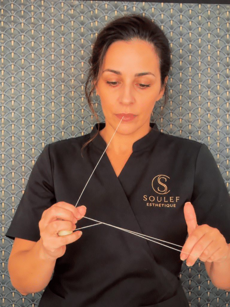 soulef-esthetique-epilation-au-fil-toulouse Soulef, esthéticienne à Toulouse, préparant son fil pour une épilation au fil des sourcils – Soulef Esthétique
